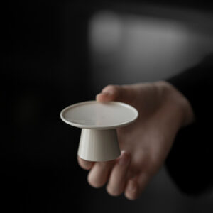 GÁC NẮP ẤM SỨ MEN TRO