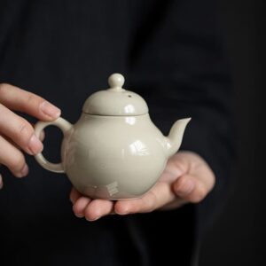 ẤM SỨ MEN TRO DÁNG LÊ HÌNH